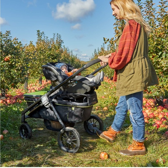 *New in sealed packaging* Evenflo Pivot Xplore Infant Car Seat Adapter, Black - Picture 2 of 6